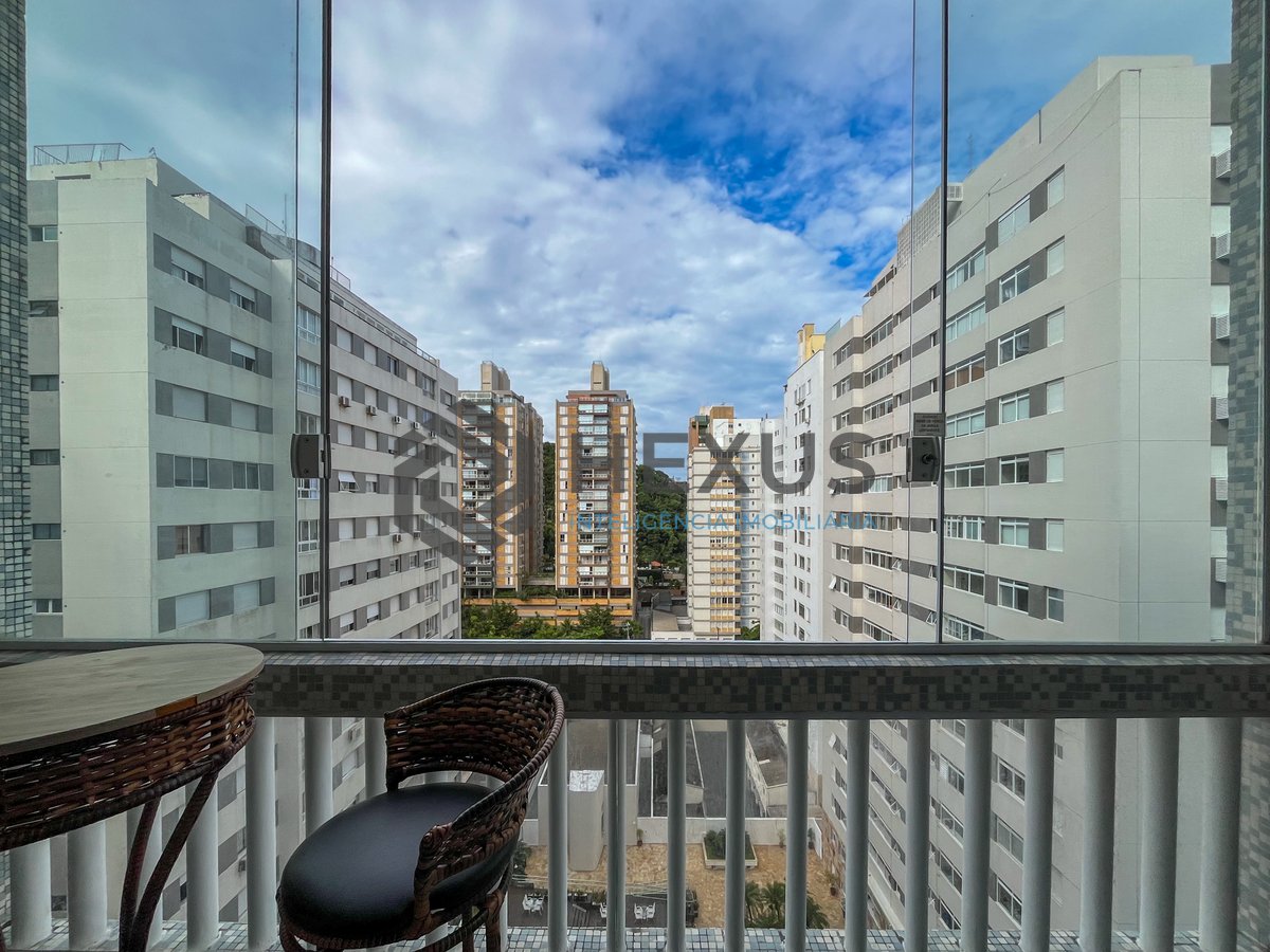 Foto 8 de Apartamento reformado com varanda vista mar na beira mar da Praia das Pitangueiras, Guaruja