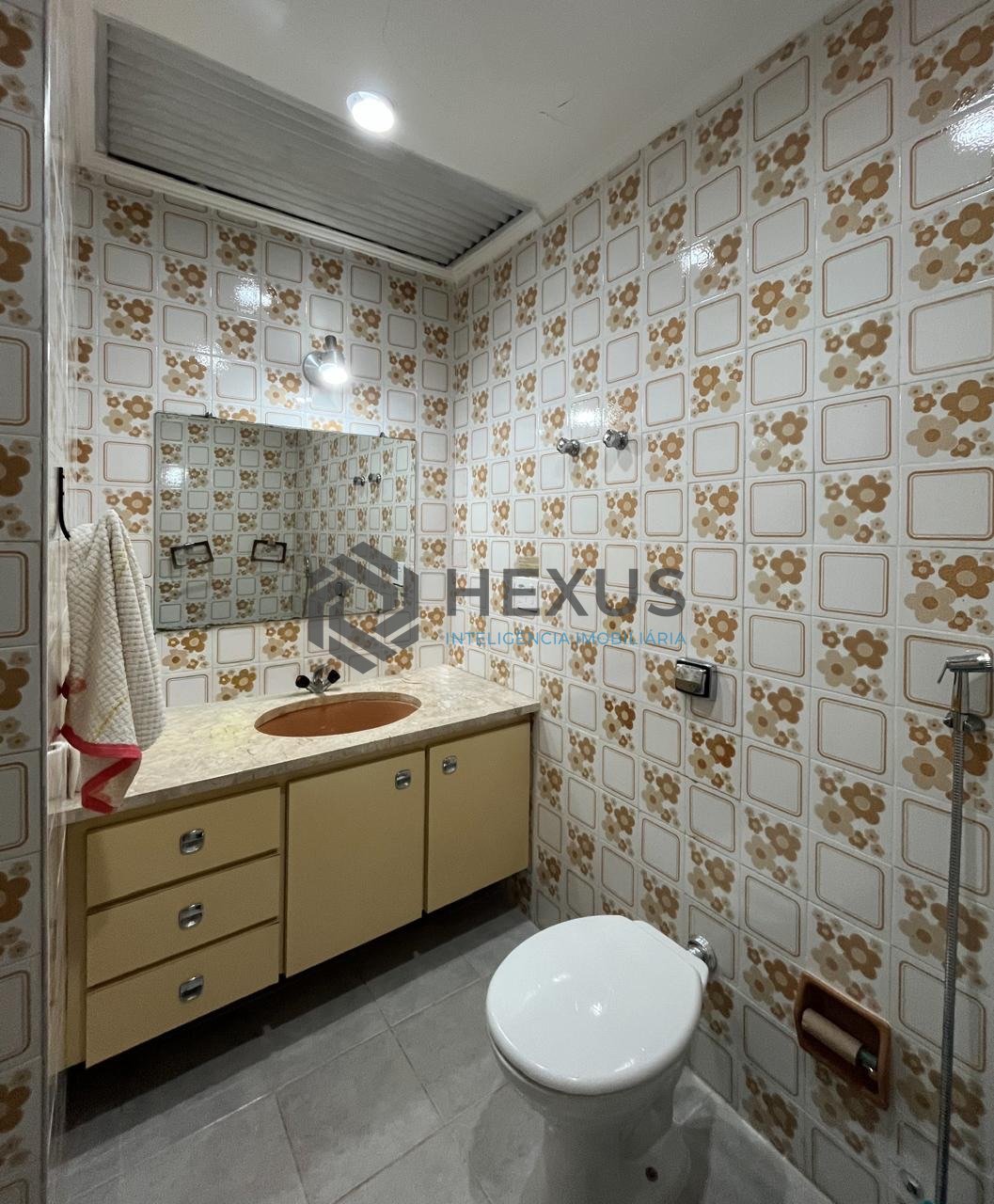 Foto 20 de Apartamento com varanda na quadra-mar da Praia das Pitangueiras, Guaruja