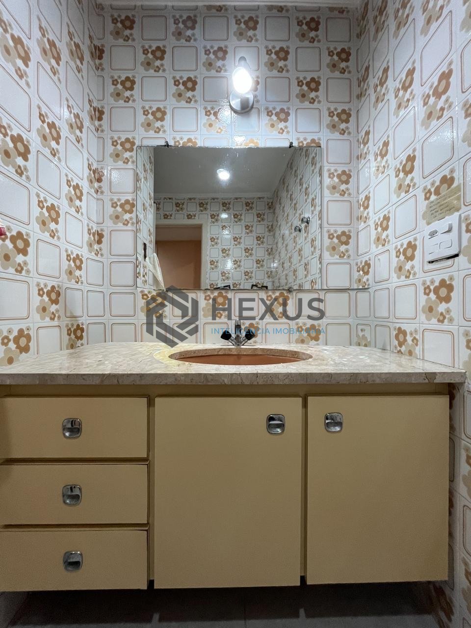 Foto 21 de Apartamento com varanda na quadra-mar da Praia das Pitangueiras, Guaruja