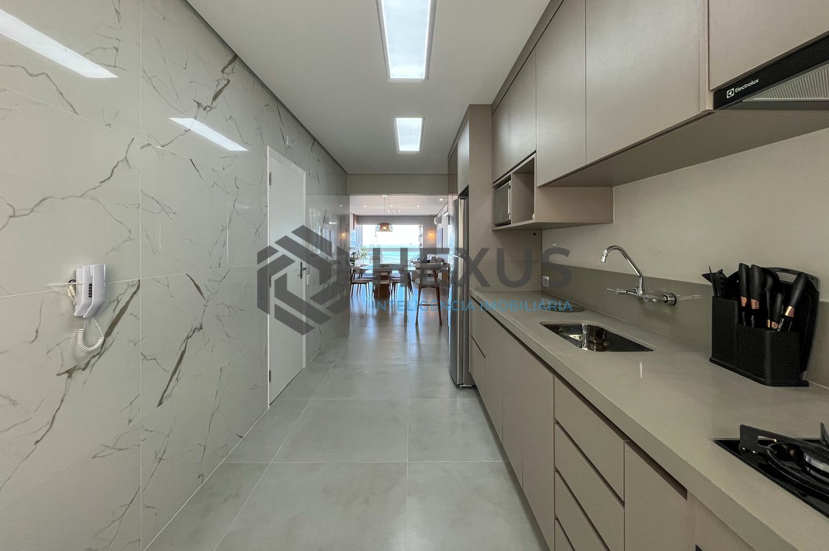 Foto 17 de Apartamento reformado frente mar com varanda vista mar nas Pitangueiras, Guarujá