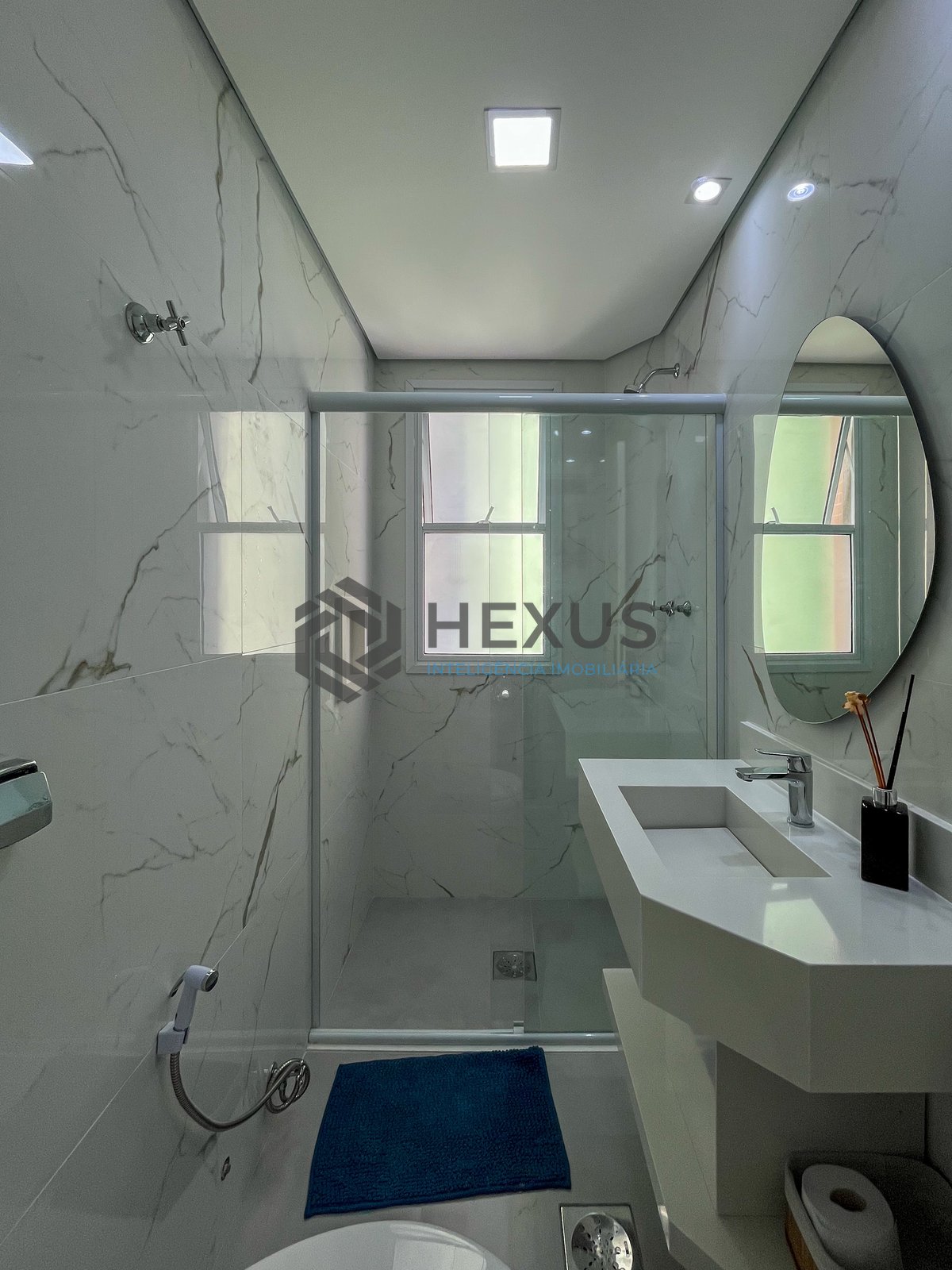 Foto 41 de Apartamento reformado frente mar com varanda vista mar nas Pitangueiras, Guarujá