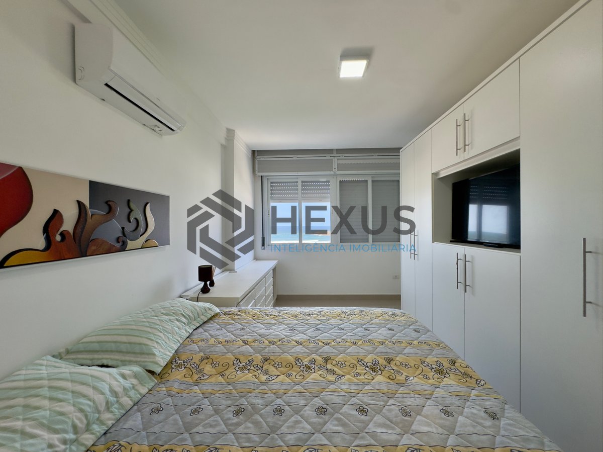Foto 18 de Apartamento reformado frente mar com varanda vista mar na Praia das Pitangueiras, Guaruja