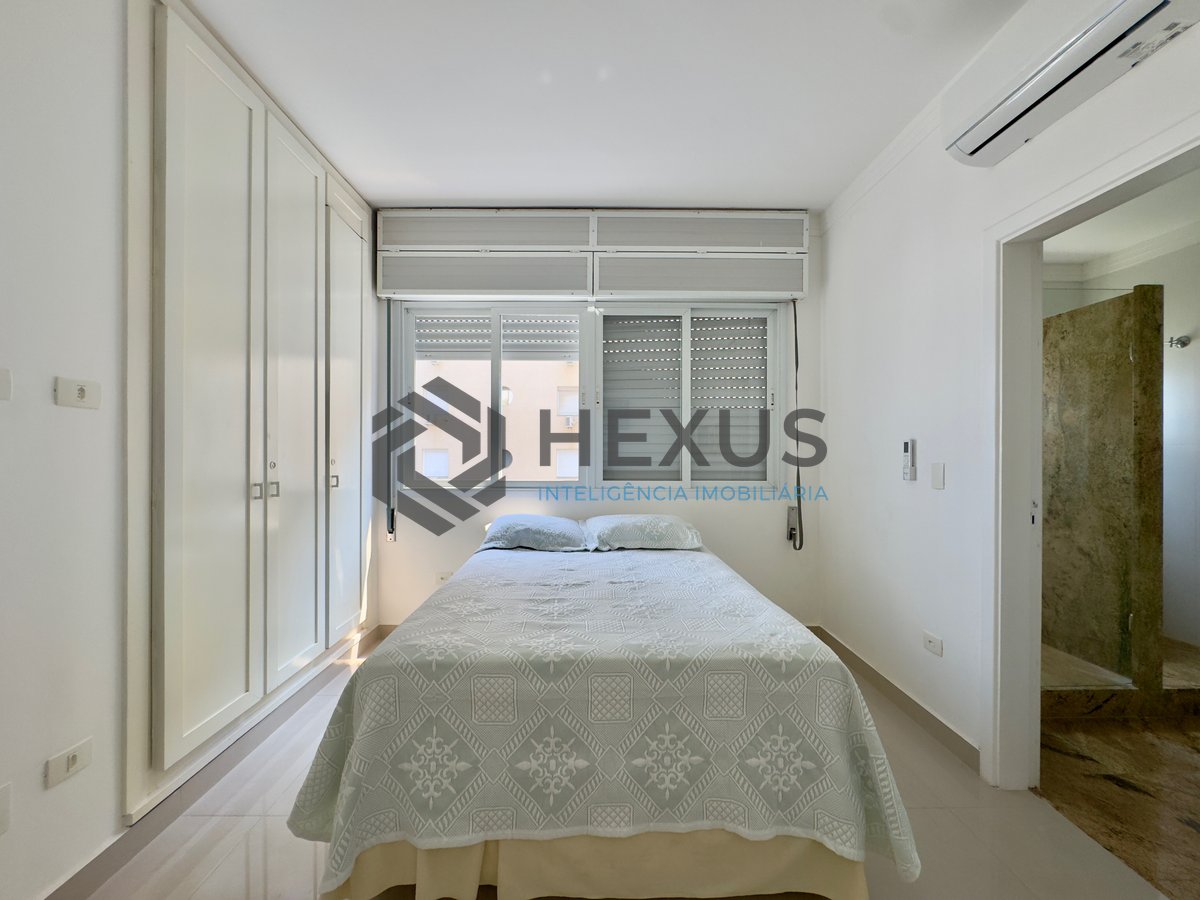 Foto 31 de Apartamento reformado frente mar com varanda vista mar na Praia das Pitangueiras, Guaruja