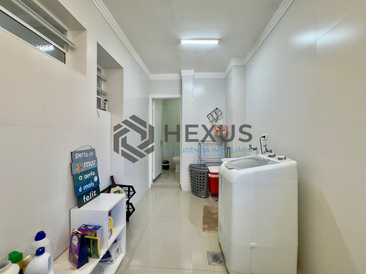 Foto 36 de Apartamento reformado frente mar com varanda vista mar na Praia das Pitangueiras, Guaruja
