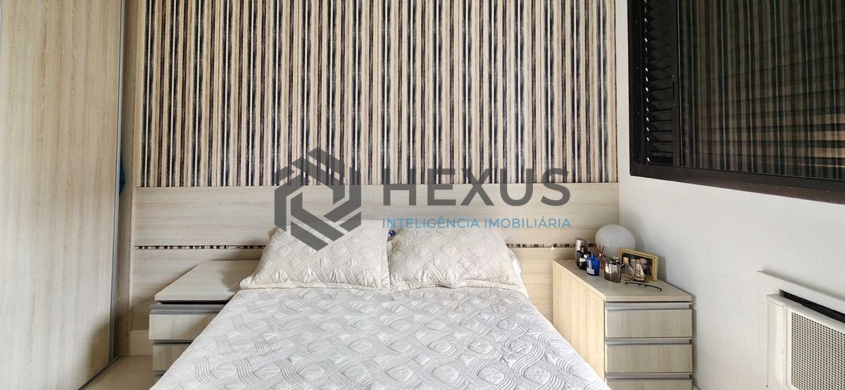 Foto 11 de Apartamento reformado com varanda e lazer a uma quadra da Praia das Pitangueiras, Guaruja