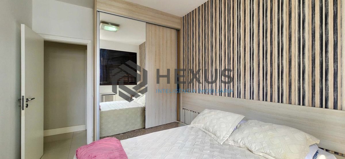 Foto 12 de Apartamento reformado com varanda e lazer a uma quadra da Praia das Pitangueiras, Guaruja