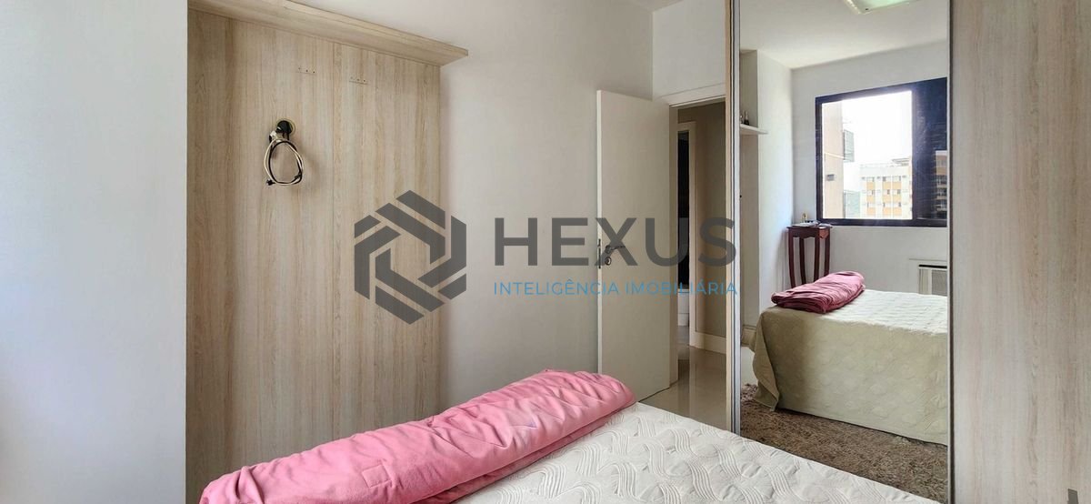 Foto 13 de Apartamento reformado com varanda e lazer a uma quadra da Praia das Pitangueiras, Guaruja