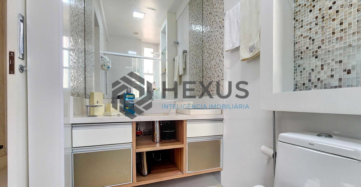 Foto 14 de Apartamento reformado com varanda e lazer a uma quadra da Praia das Pitangueiras, Guaruja