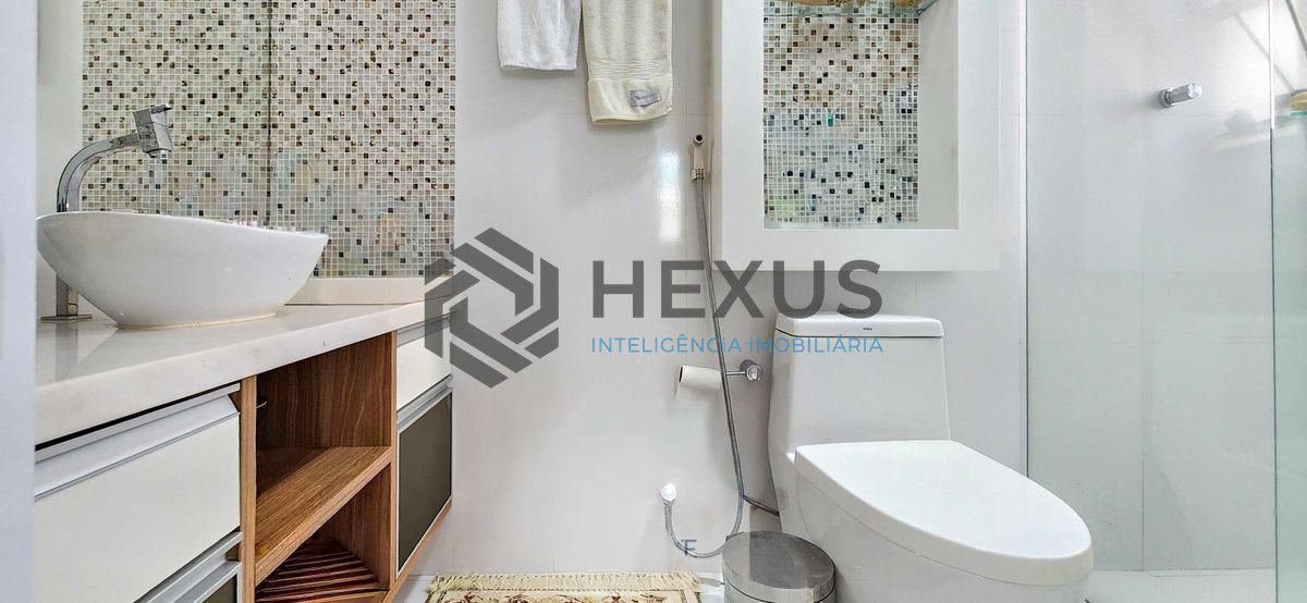 Foto 15 de Apartamento reformado com varanda e lazer a uma quadra da Praia das Pitangueiras, Guaruja