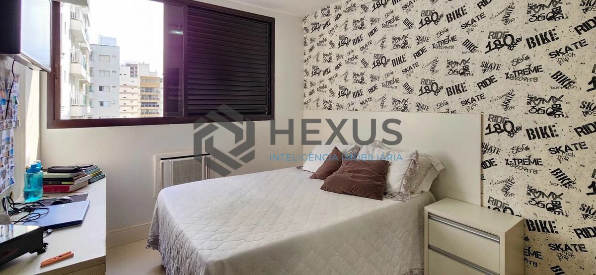 Foto 16 de Apartamento reformado com varanda e lazer a uma quadra da Praia das Pitangueiras, Guaruja