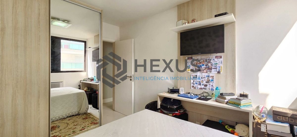 Foto 19 de Apartamento reformado com varanda e lazer a uma quadra da Praia das Pitangueiras, Guaruja