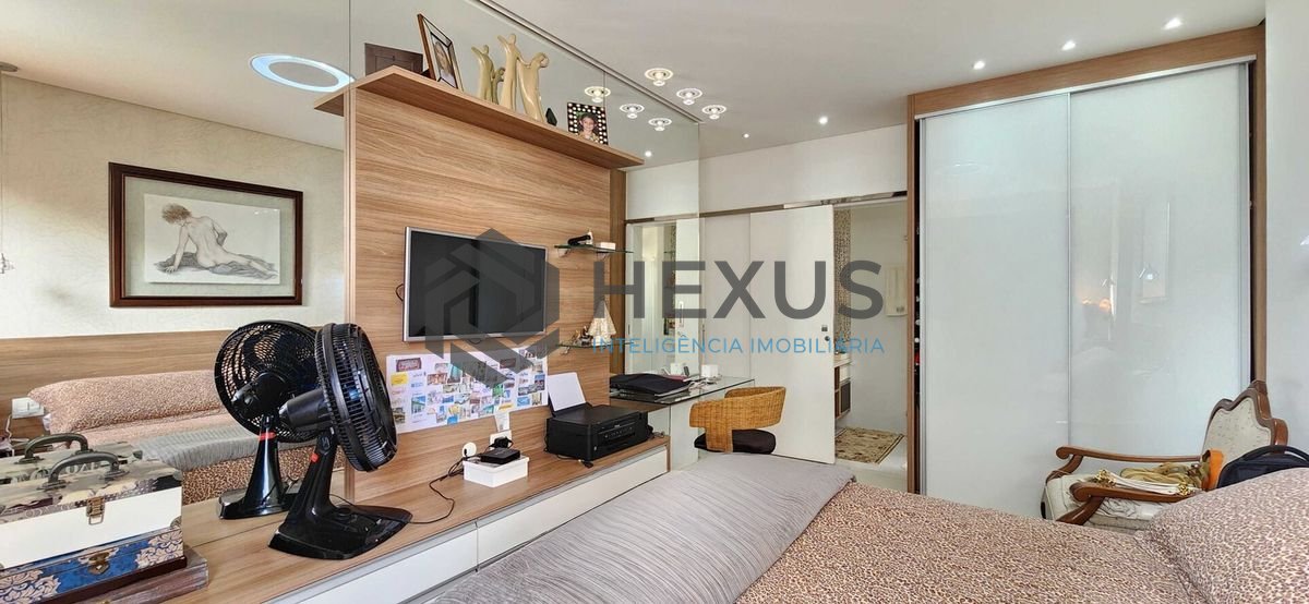 Foto 23 de Apartamento reformado com varanda e lazer a uma quadra da Praia das Pitangueiras, Guaruja