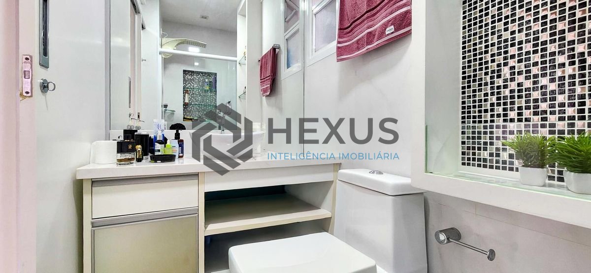 Foto 25 de Apartamento reformado com varanda e lazer a uma quadra da Praia das Pitangueiras, Guaruja