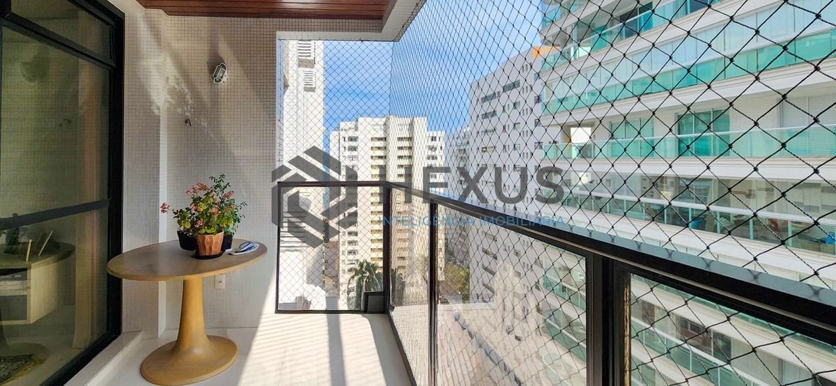 Foto 8 de Apartamento reformado com varanda e lazer a uma quadra da Praia das Pitangueiras, Guaruja