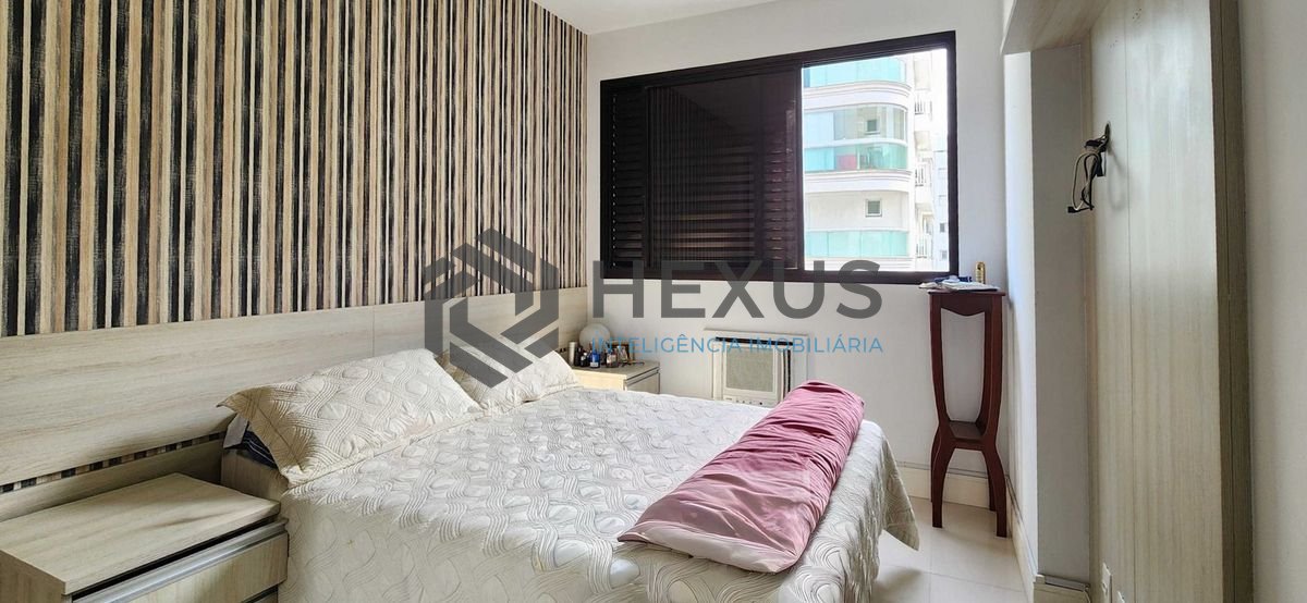 Foto 10 de Apartamento reformado com varanda e lazer a uma quadra da Praia das Pitangueiras, Guaruja
