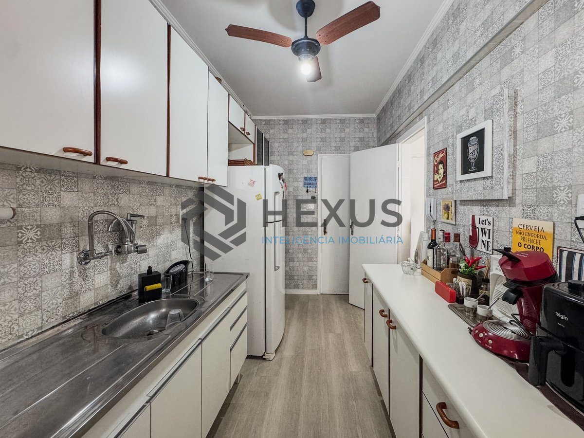 Foto 17 de Apartamento com varanda a 2 quadras da Praia das Astúrias, Guarujá