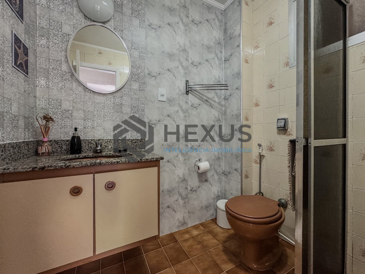 Foto 8 de Apartamento com varanda a 2 quadras da Praia das Astúrias, Guarujá