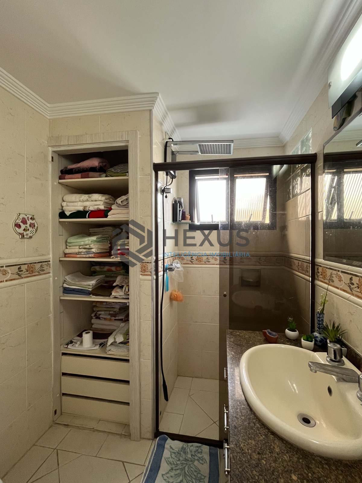 Foto 16 de Apartamento com varanda e lazer na Praia das Pitangueiras, Guaruja