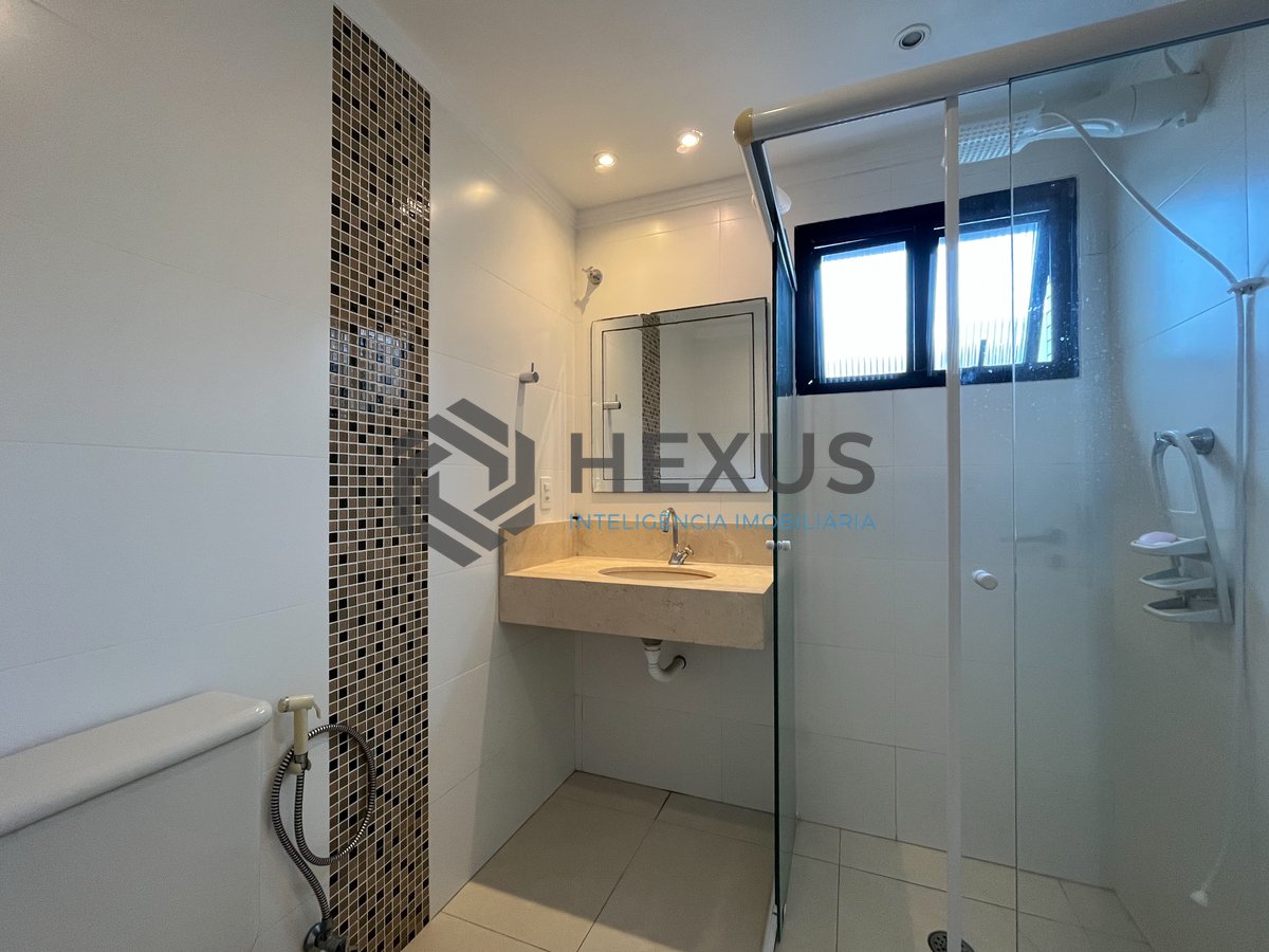 Foto 20 de Apartamento com varanda e lazer na Praia das Pitangueiras, Guaruja