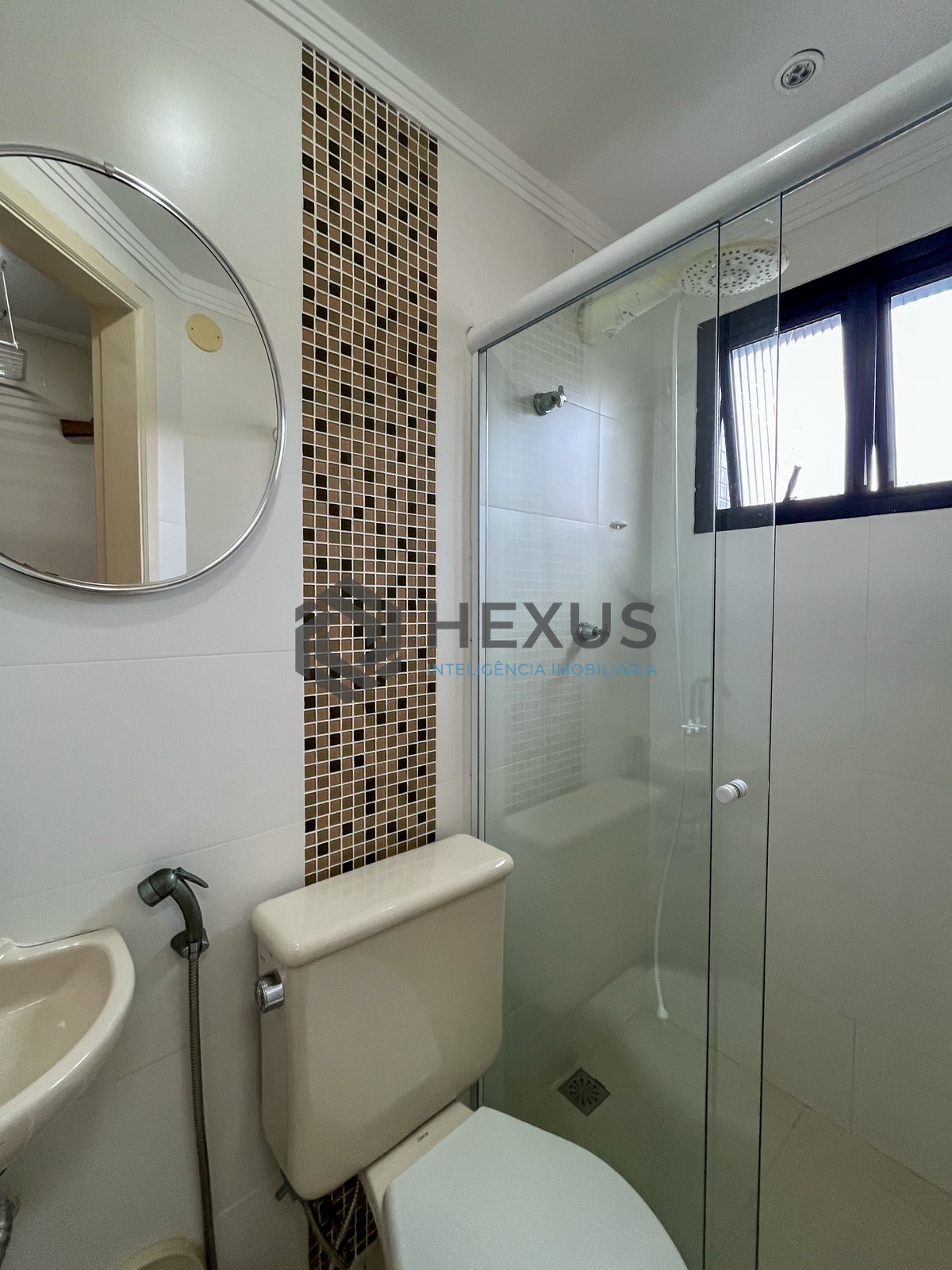 Foto 26 de Apartamento com varanda e lazer na Praia das Pitangueiras, Guaruja