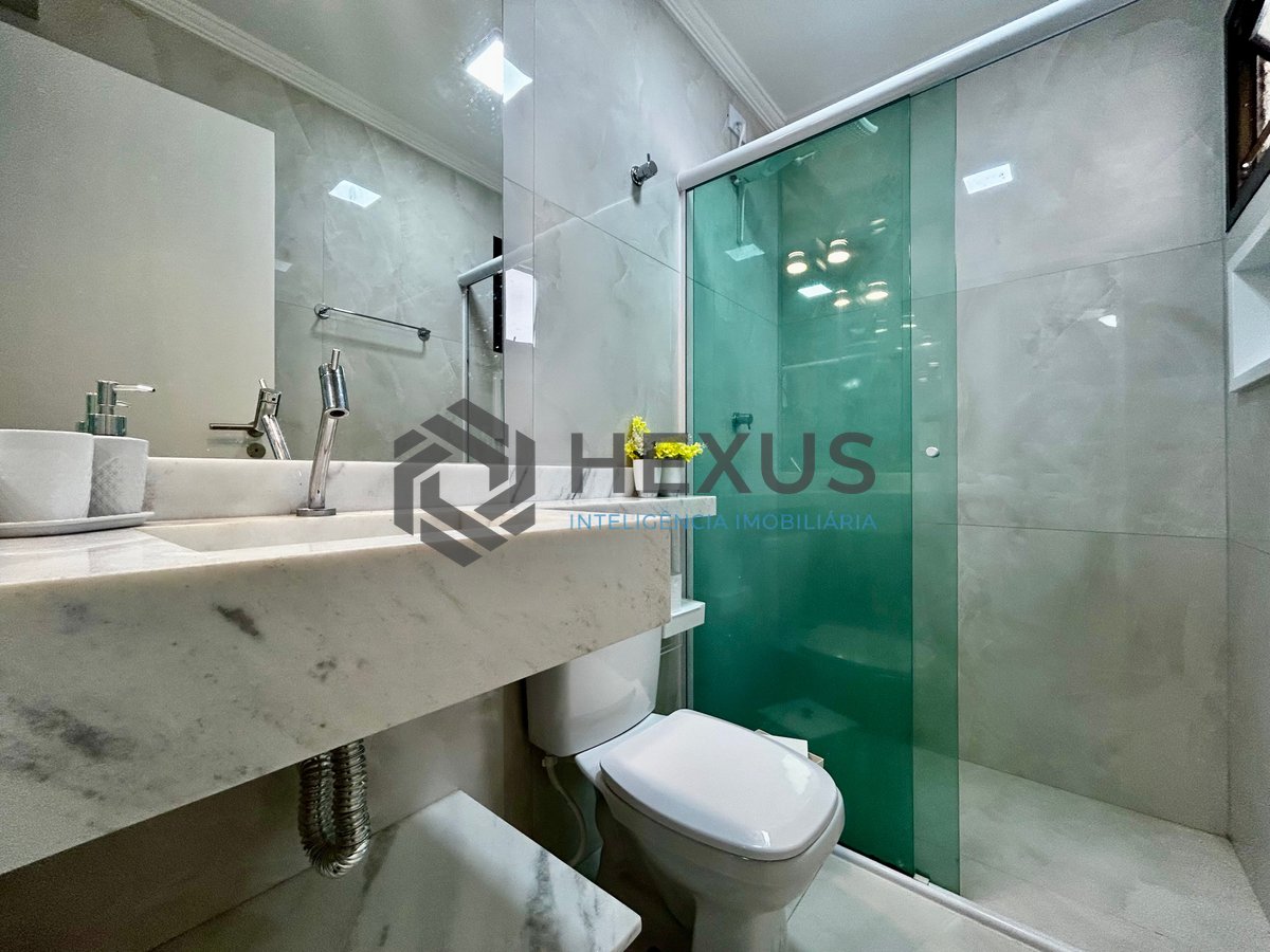 Foto 12 de Apartamento reformado com varanda a 400m da praia na Enseada, Guarujá