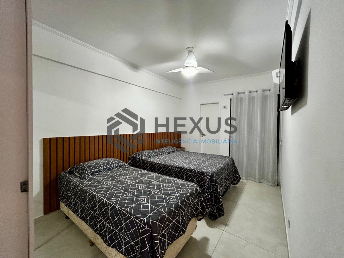 Foto 13 de Apartamento reformado com varanda a 400m da praia na Enseada, Guarujá