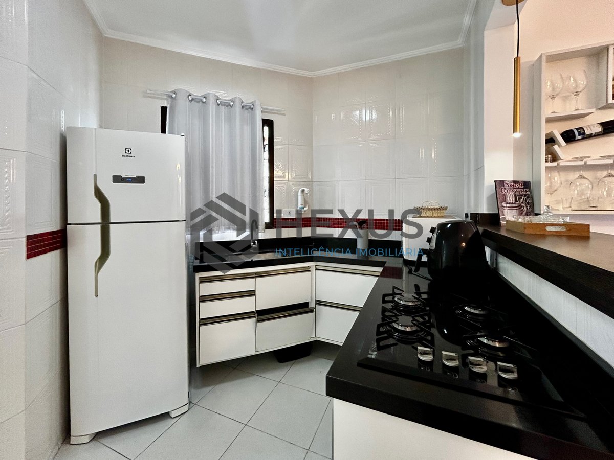 Foto 17 de Apartamento reformado com varanda a 400m da praia na Enseada, Guarujá