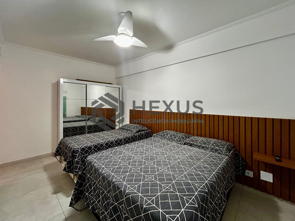 Foto 10 de Apartamento reformado com varanda a 400m da praia na Enseada, Guarujá