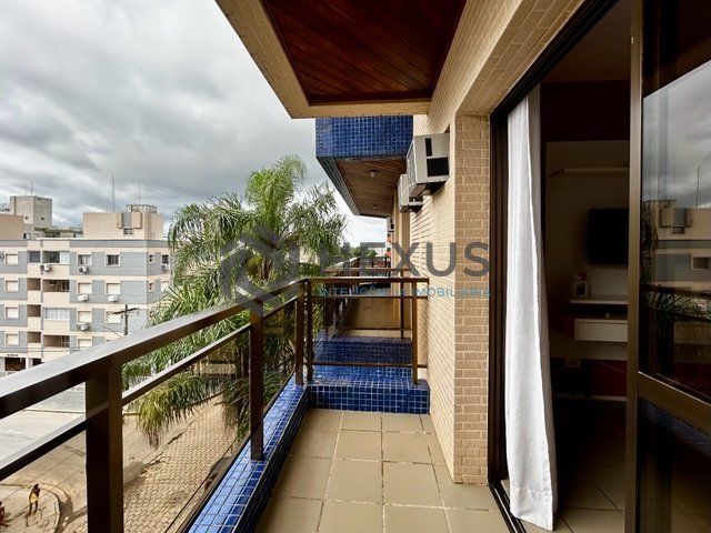 Foto 2 de Apartamento reformado com varanda e lazer na Enseada, Guarujá