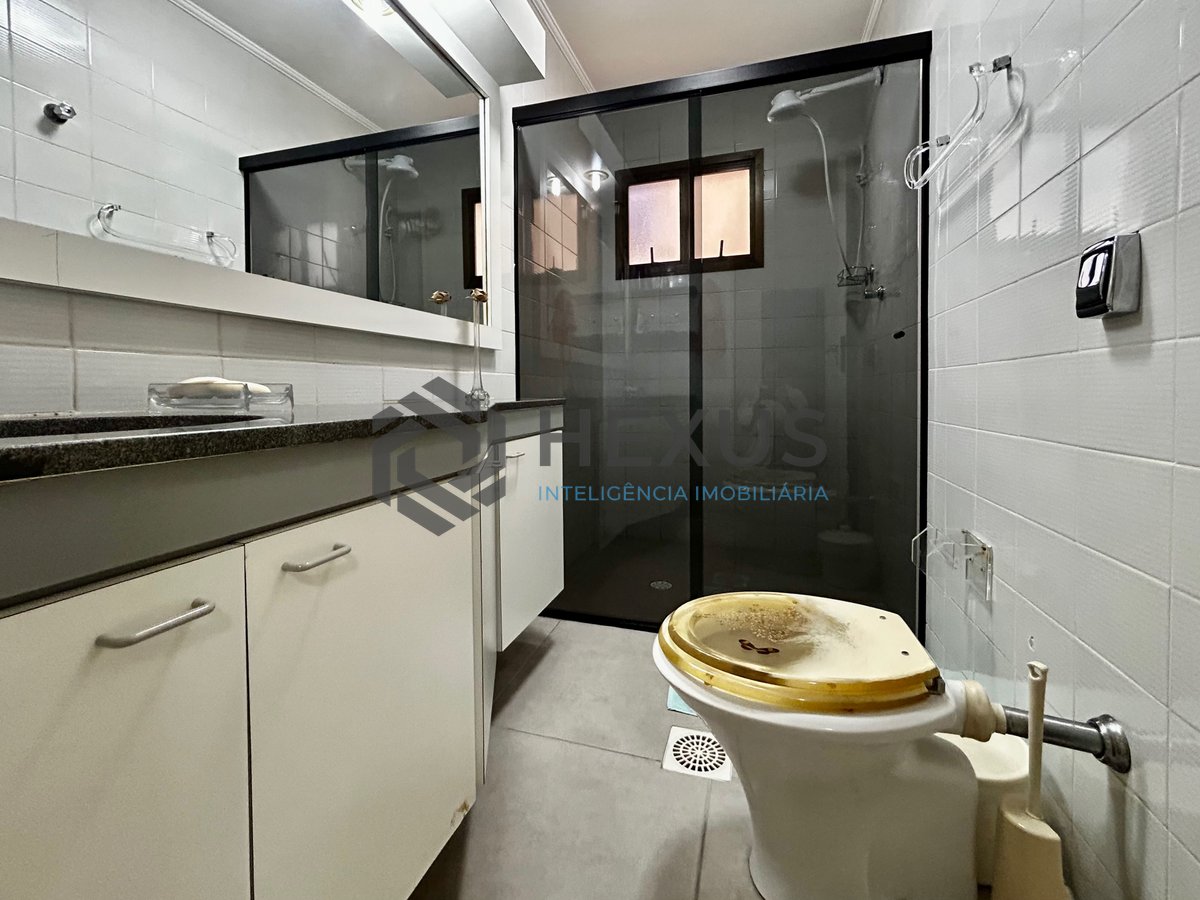 Foto 12 de Apartamento reformado com varanda e lazer na Enseada, Guarujá