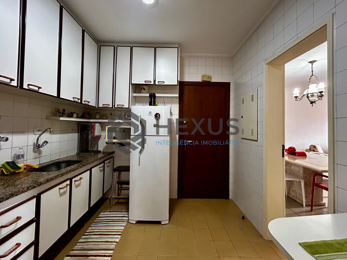 Foto 15 de Apartamento reformado com varanda e lazer na Enseada, Guarujá