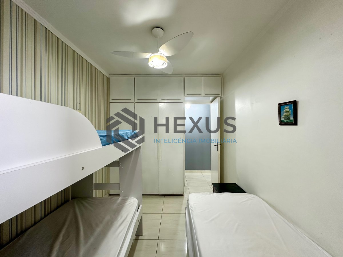 Foto 11 de Apartamento com varanda a 700m da praia na Enseada, Guarujá