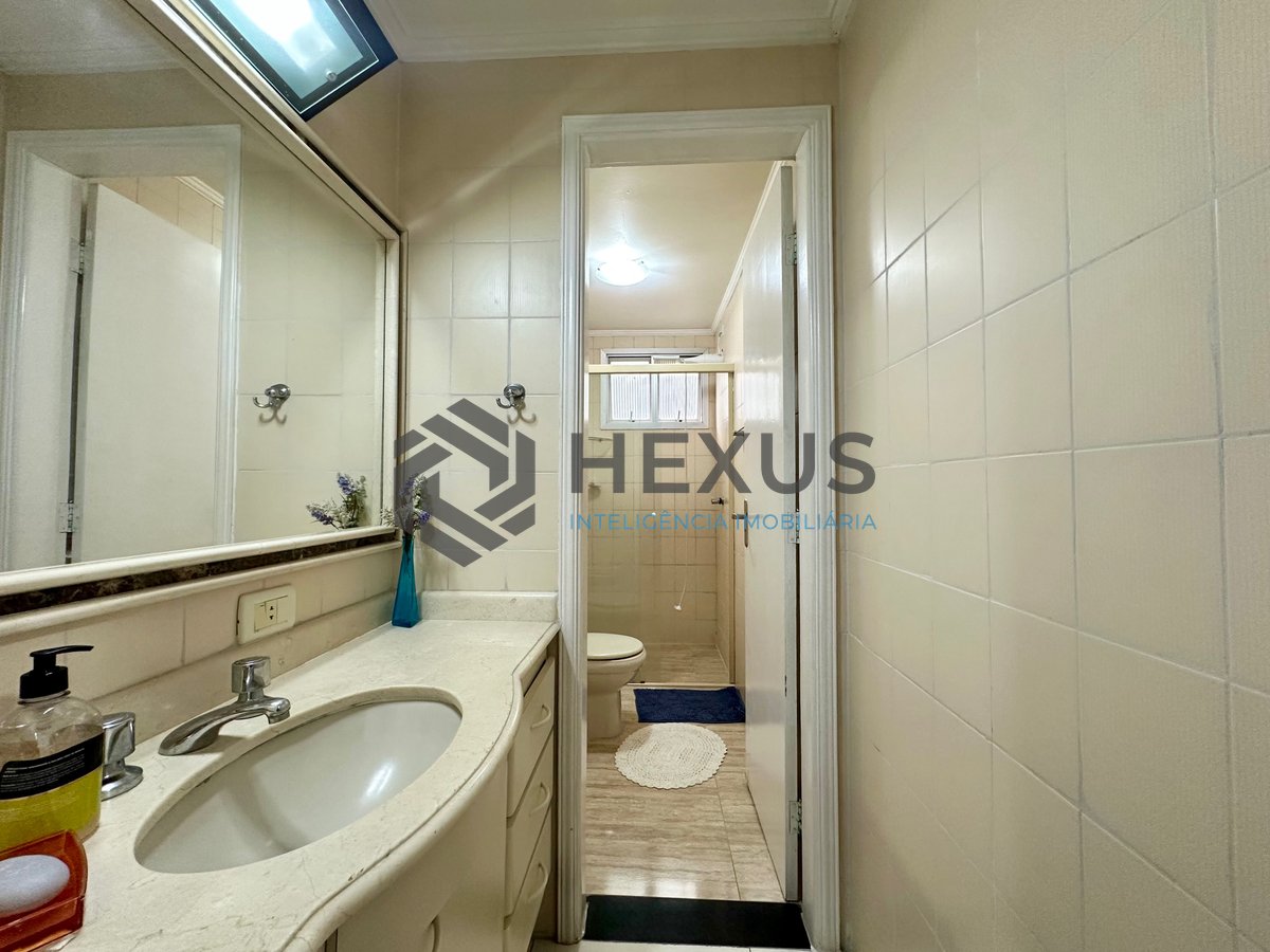 Foto 12 de Apartamento com varanda a 700m da praia na Enseada, Guarujá
