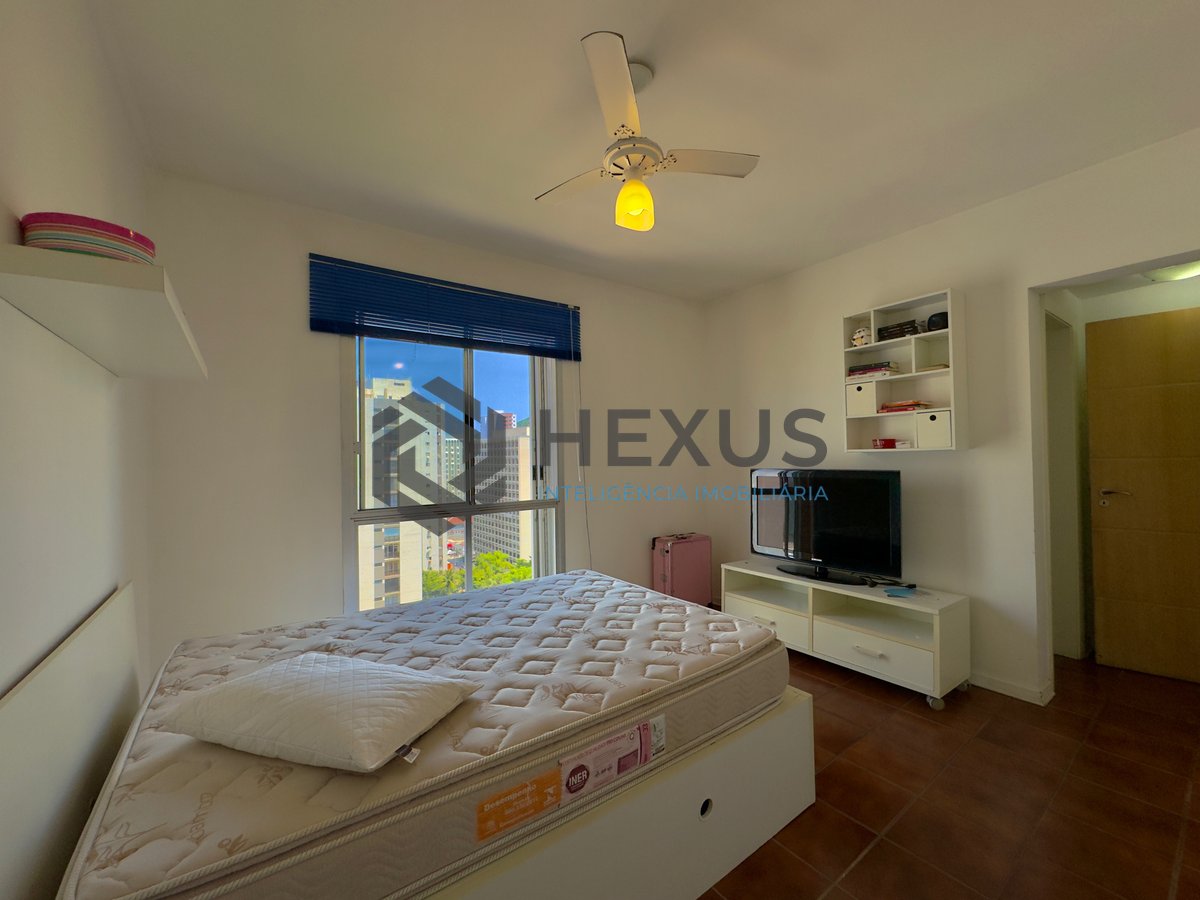 Foto 17 de Apartamento reformado com varanda e lazer na quadra mar da Praia das Pitangueiras à venda, Guarujá-SP.