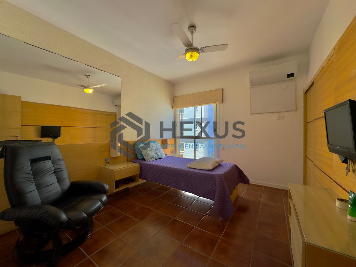 Foto 20 de Apartamento reformado com varanda e lazer na quadra mar da Praia das Pitangueiras à venda, Guarujá-SP.