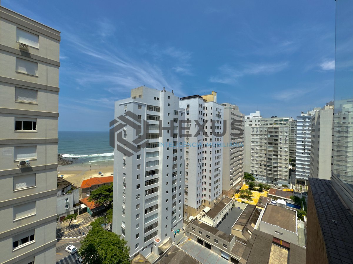 Foto 3 de Apartamento reformado com varanda e lazer na quadra mar da Praia das Pitangueiras à venda, Guarujá-SP.