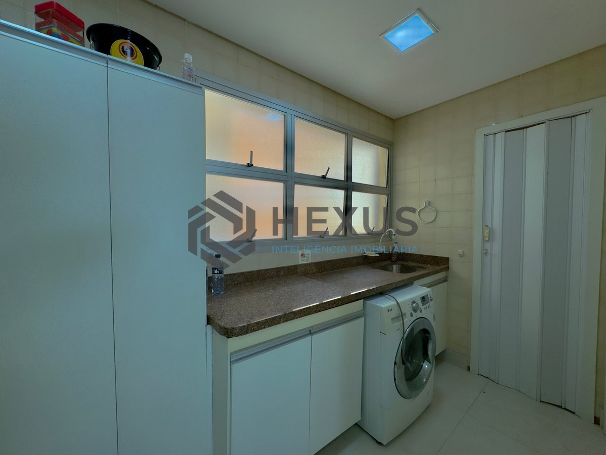 Foto 32 de Apartamento reformado com varanda e lazer na quadra mar da Praia das Pitangueiras à venda, Guarujá-SP.