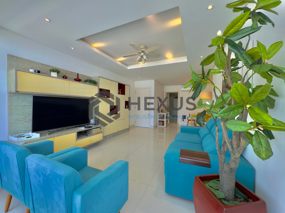 Foto 6 de Apartamento reformado com varanda e lazer na quadra mar da Praia das Pitangueiras à venda, Guarujá-SP.