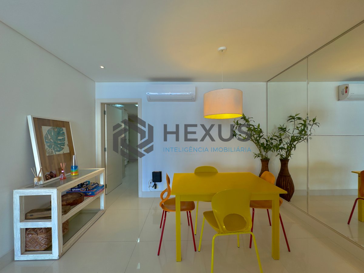 Foto 9 de Apartamento reformado com varanda e lazer na quadra mar da Praia das Pitangueiras à venda, Guarujá-SP.
