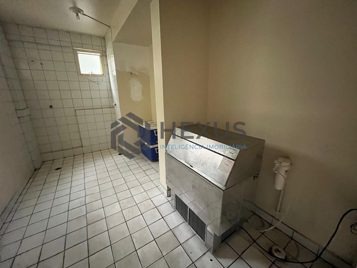 Foto 17 de Apartamento reformado com varanda e lazer na Praia da Enseada, Guaruja
