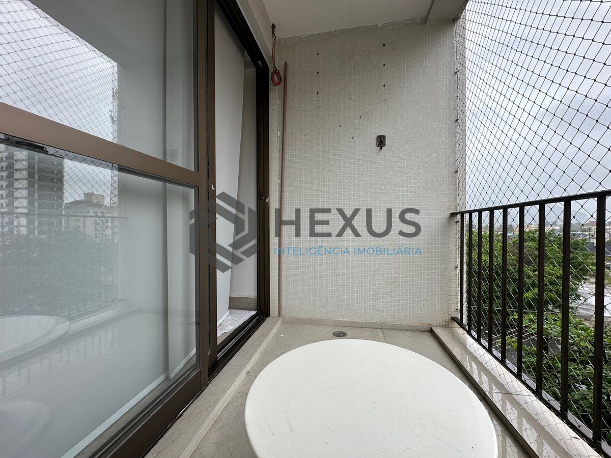 Foto 4 de Apartamento reformado com varanda e lazer a 550 metros da Praia da Enseada, Guarujá
