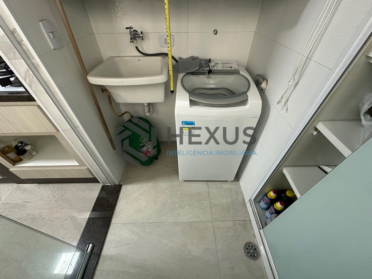 Foto 10 de Apartamento reformado com varanda e lazer a 550 metros da Praia da Enseada, Guarujá