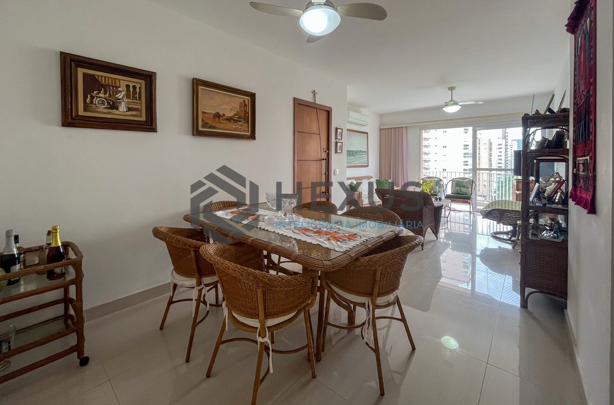 Foto 3 de Apartamento com 2 varandas e lazer a 2 quadras da Praia das Pitangueiras, Guarujá
