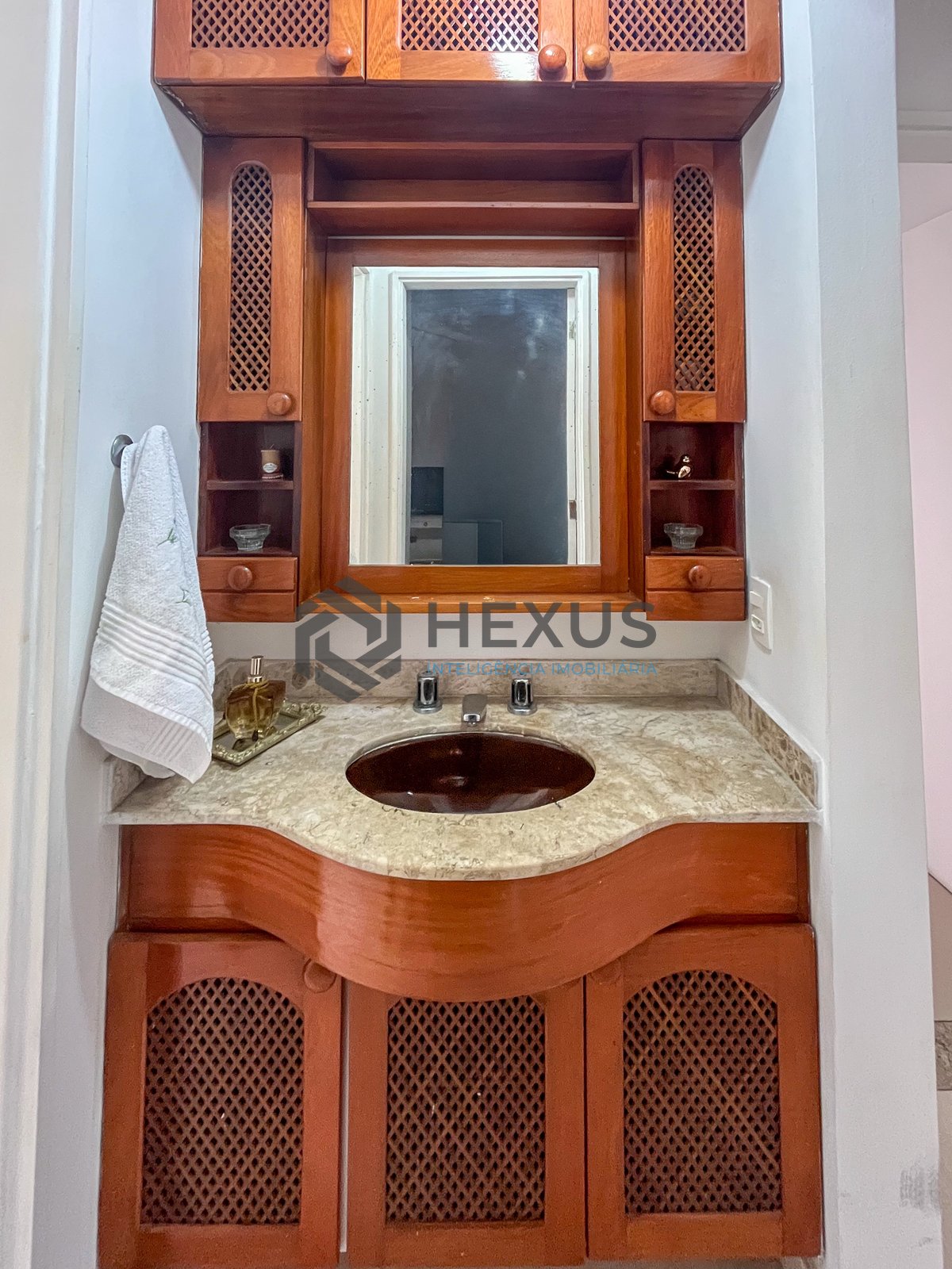Foto 23 de Apartamento com 2 varandas e lazer a 2 quadras da Praia das Pitangueiras, Guarujá