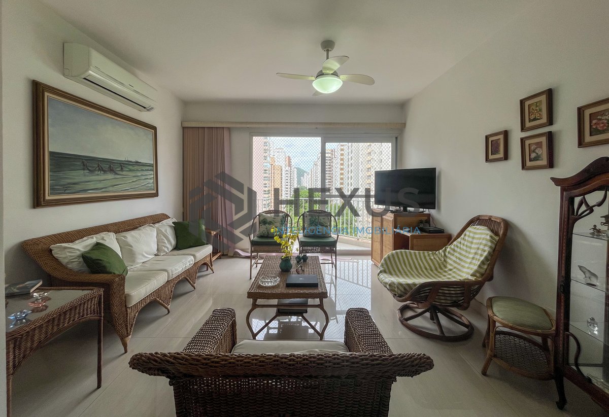 Foto 4 de Apartamento com 2 varandas e lazer a 2 quadras da Praia das Pitangueiras, Guarujá