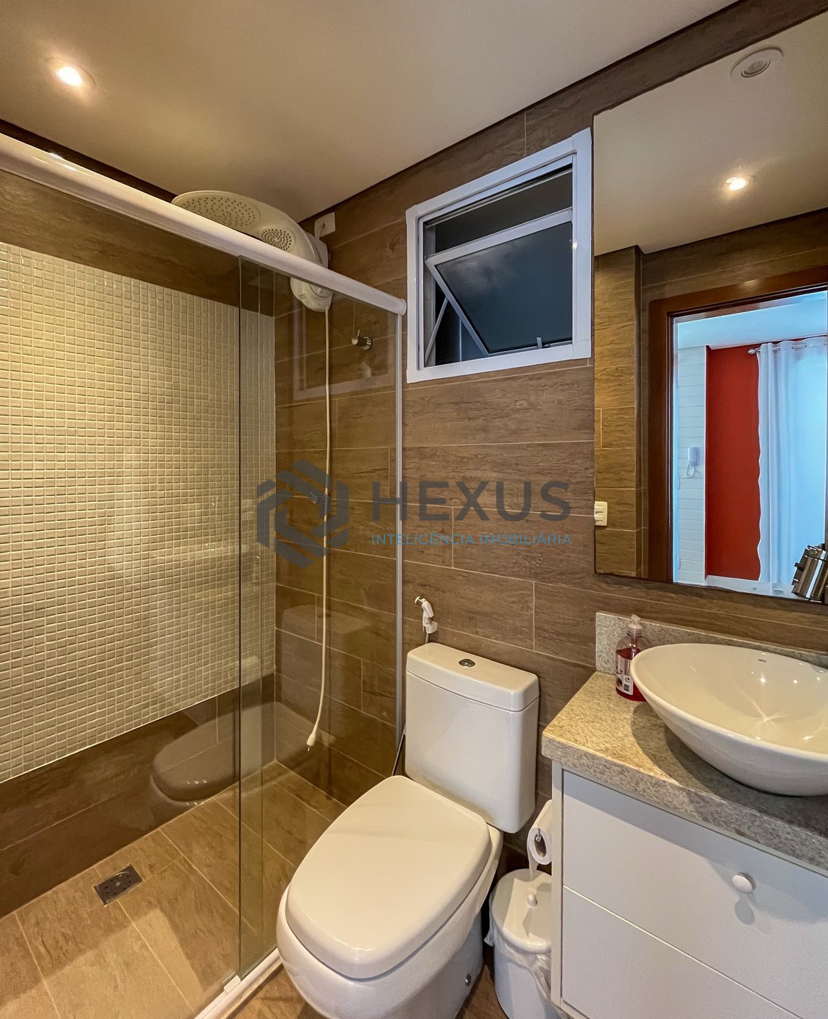 Foto 8 de Apartamento com varanda e lazer na beira mar da Praia das Astúrias, Guarujá