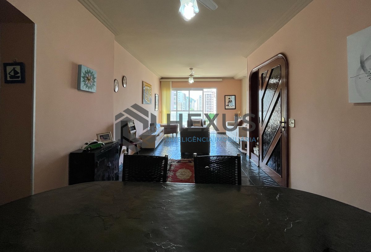 Foto 2 de Apartamento com varanda e lazer a 2 quadras da Praia das Pitangueiras, Guarujá