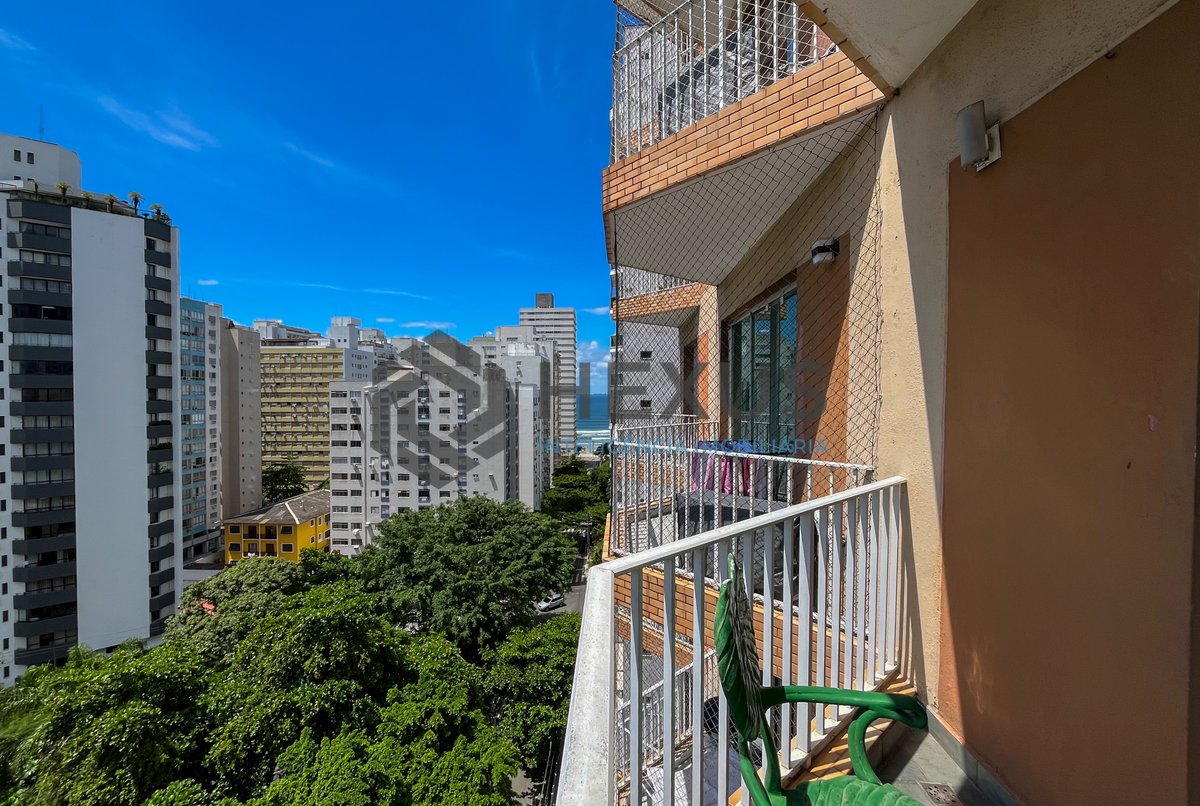 Foto 11 de Apartamento com varanda e lazer a 2 quadras da Praia das Pitangueiras, Guarujá