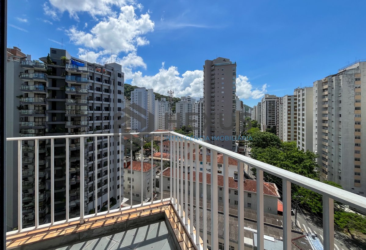 Foto 18 de Apartamento com varanda e lazer a 2 quadras da Praia das Pitangueiras, Guarujá