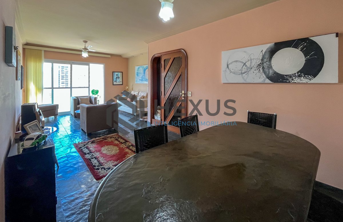 Foto 3 de Apartamento com varanda e lazer a 2 quadras da Praia das Pitangueiras, Guarujá